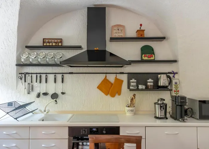 Apartman C'era Volta, Ospitar Costa Volpino